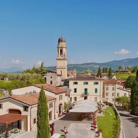 Castrum Wine Relais Hotel *